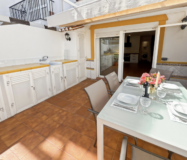 Великолепний таунхаус з терасою та видом на море в Бенальмадені