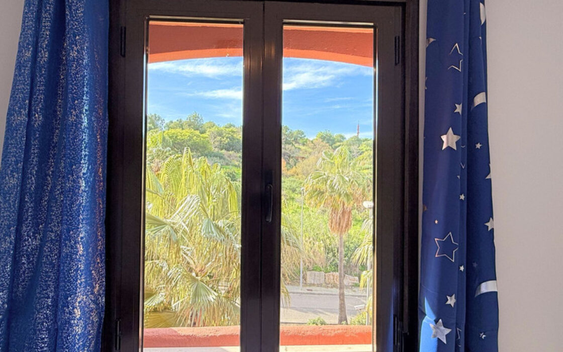 Двоквартирний будинок в Естепоні з терасою та морським видом 148 кв.м