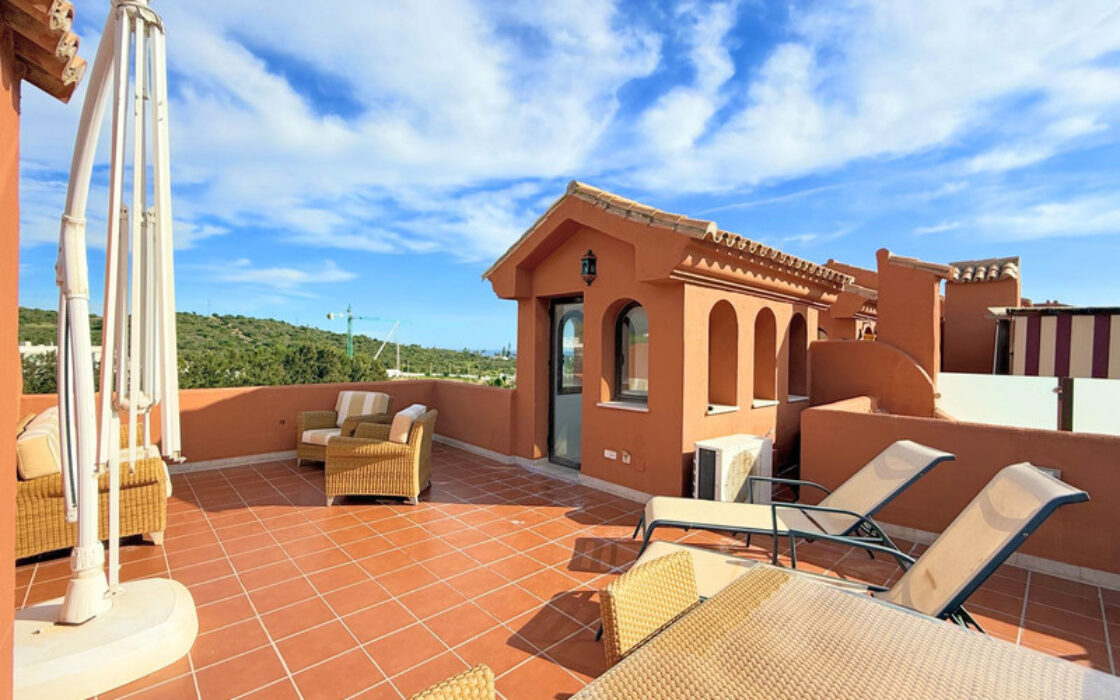 Двоквартирний будинок в Естепоні з терасою та морським видом 148 кв.м