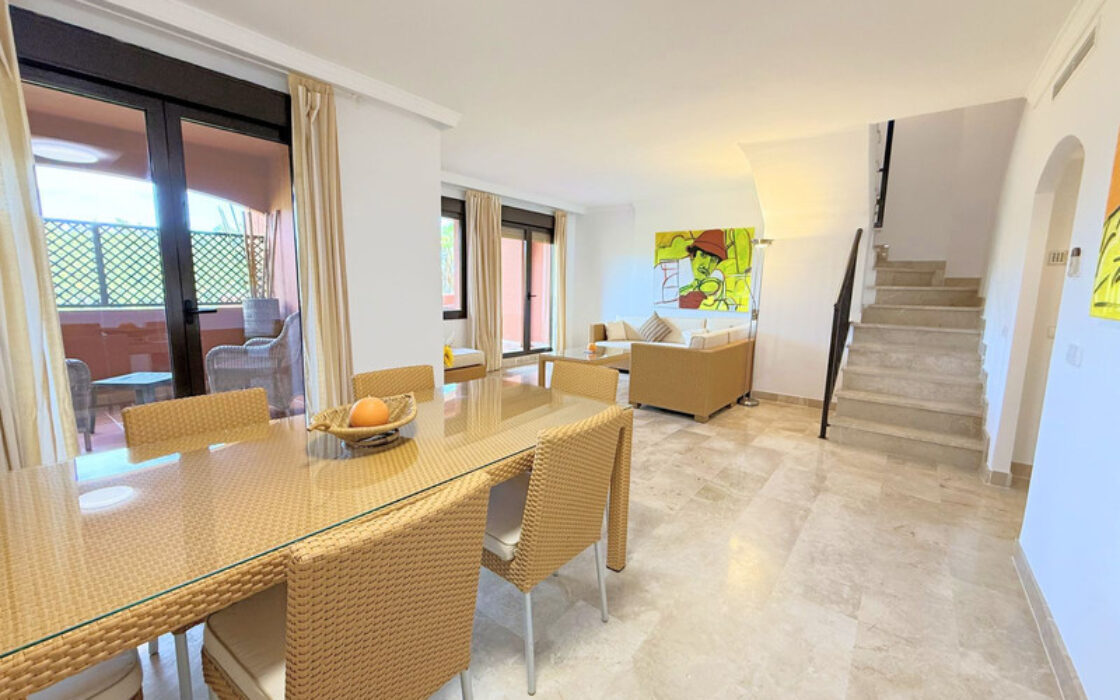 Двоквартирний будинок в Естепоні з терасою та морським видом 148 кв.м