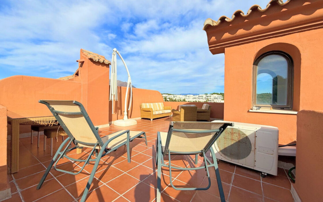 Двоквартирний будинок в Естепоні з терасою та морським видом 148 кв.м