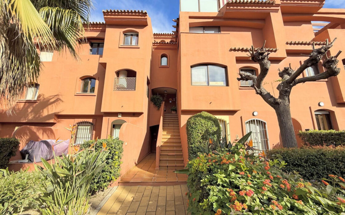 Двоквартирний будинок в Естепоні з терасою та морським видом 148 кв.м