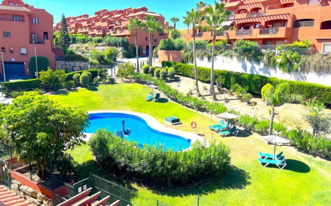 Двоквартирний будинок в Естепоні з терасою та морським видом 148 кв.м