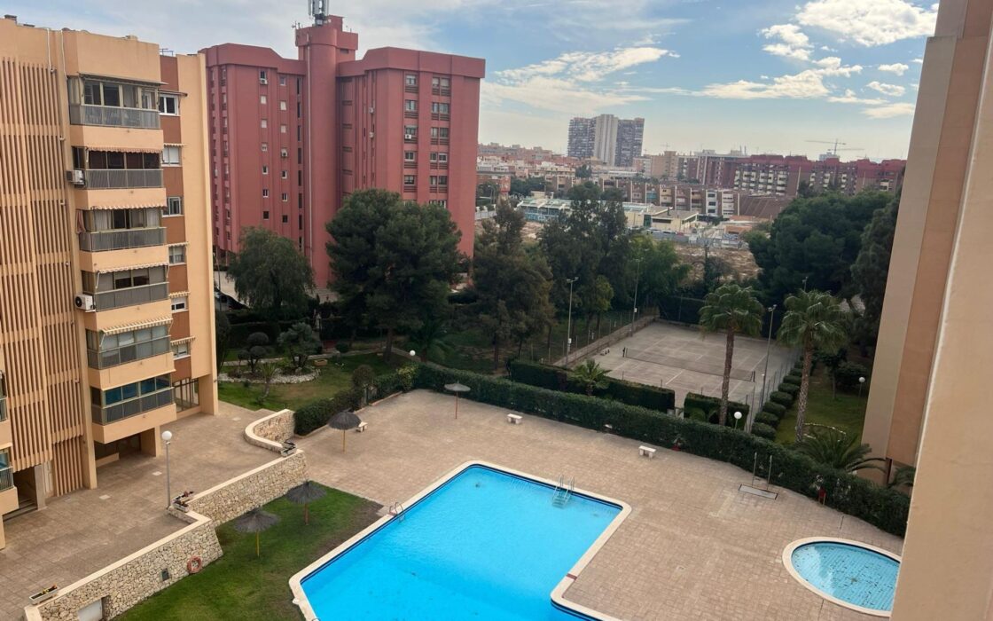 Апартаменти 130 кв.м з терасою в Аліканте біля моря