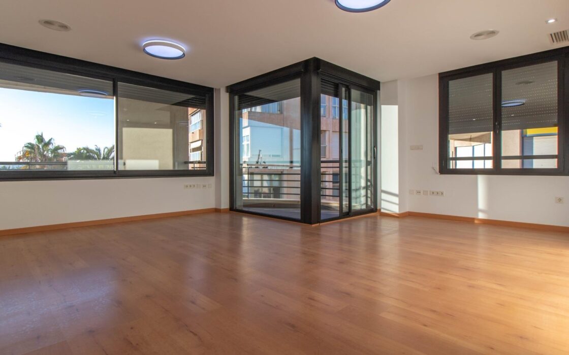 Апартаменты в Торревьехе 137 кв.м с террасой у моря