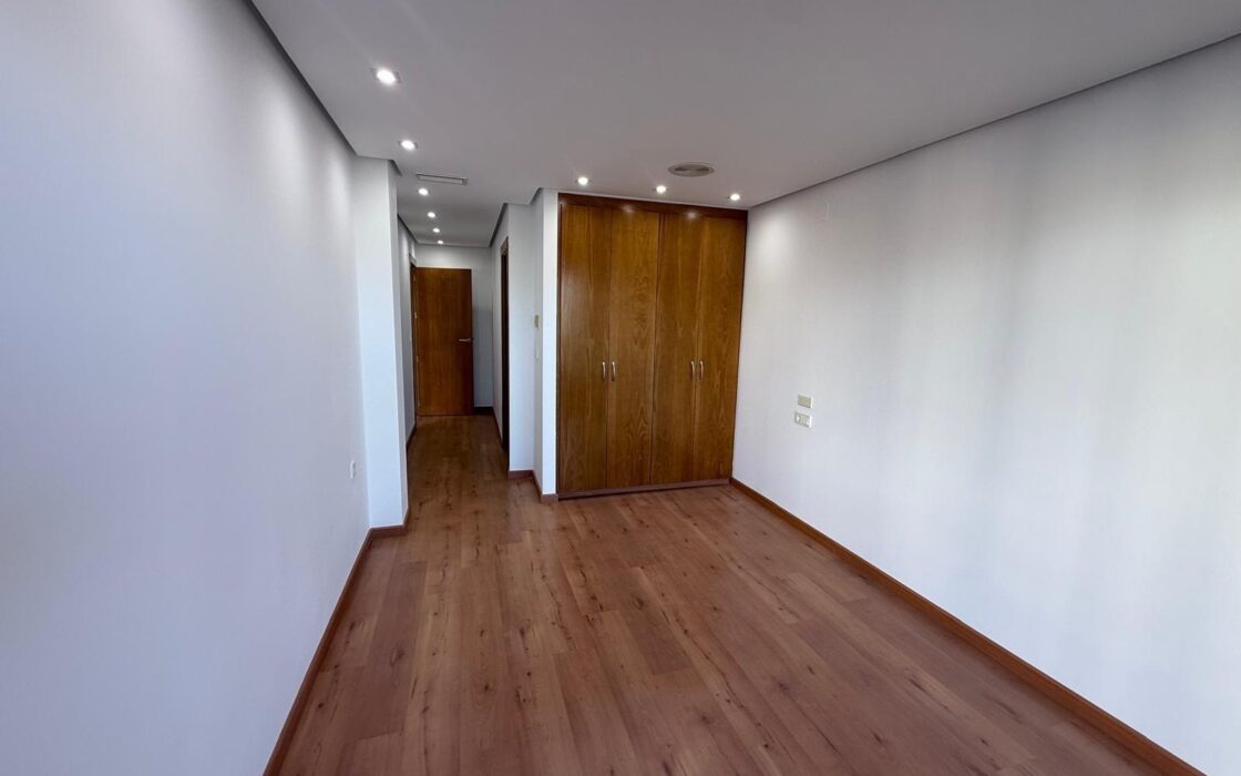 Апартаменты в Торревьехе 137 кв.м с террасой у моря