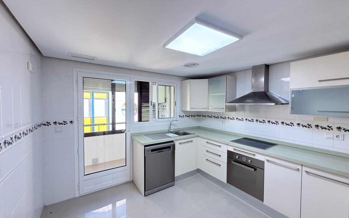 Апартаменты в Торревьехе 137 кв.м с террасой у моря