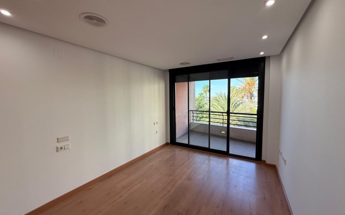 Апартаменты в Торревьехе 137 кв.м с террасой у моря