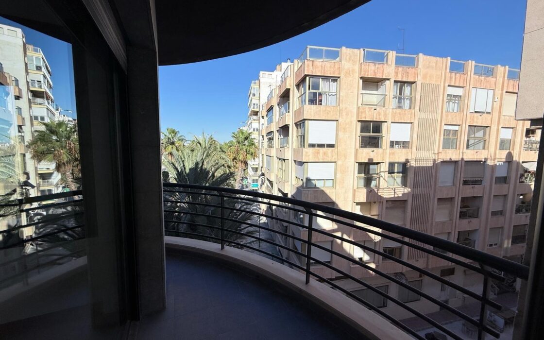 Апартаменты в Торревьехе 137 кв.м с террасой у моря