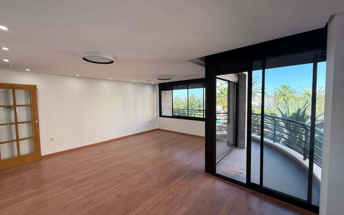 Апартаменты в Торревьехе 137 кв.м с террасой у моря