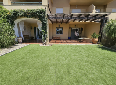 Двухкомнатная квартира с большим садом в Эстепоне 94 кв.м