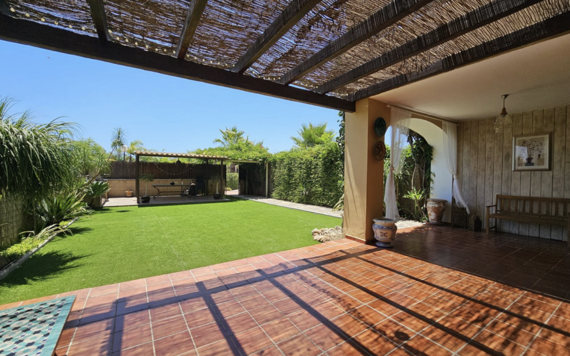 Двокімнатна квартира з великим садом в Естепоні 94 кв.м