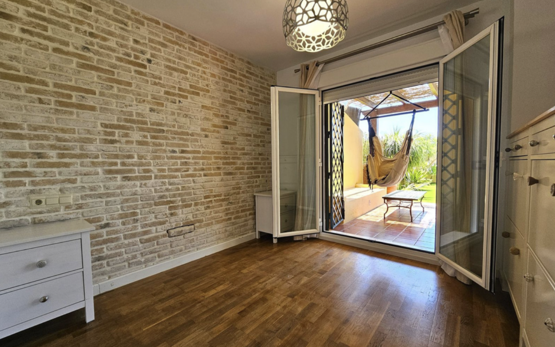 Двокімнатна квартира з великим садом в Естепоні 94 кв.м