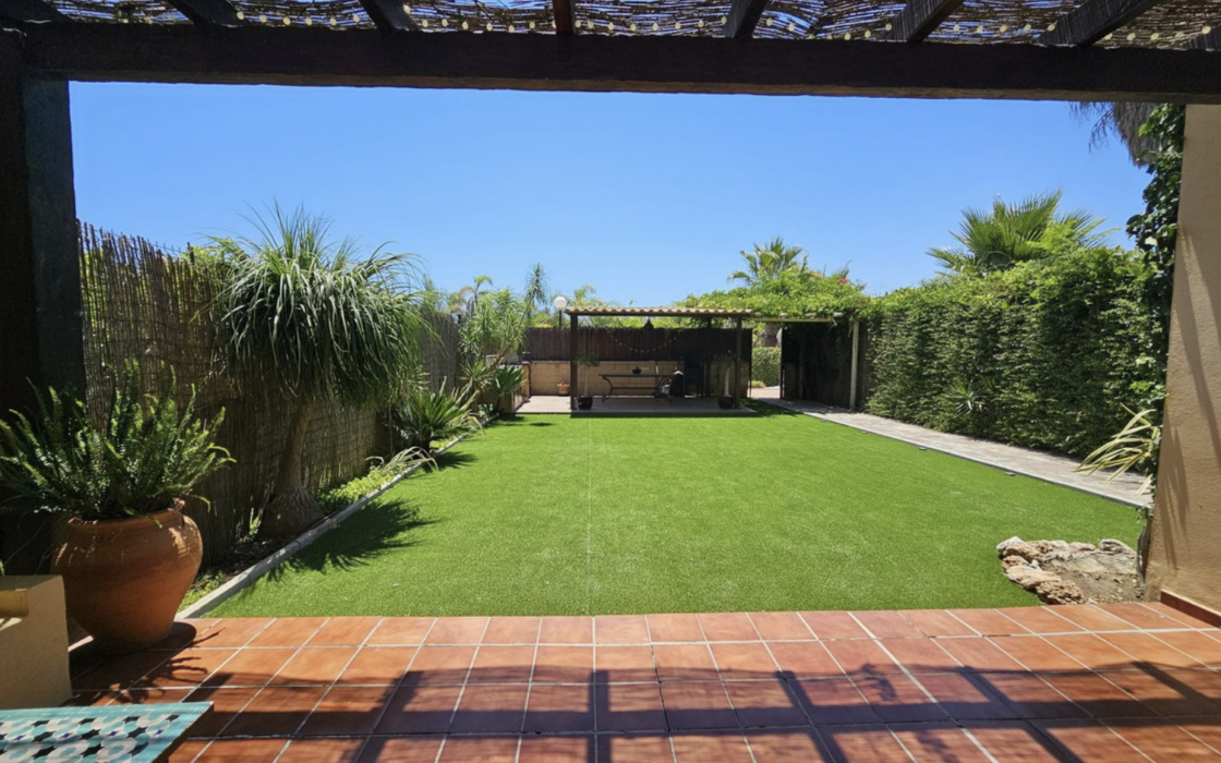 Двокімнатна квартира з великим садом в Естепоні 94 кв.м