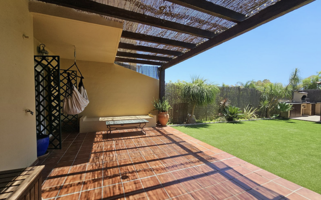 Двокімнатна квартира з великим садом в Естепоні 94 кв.м