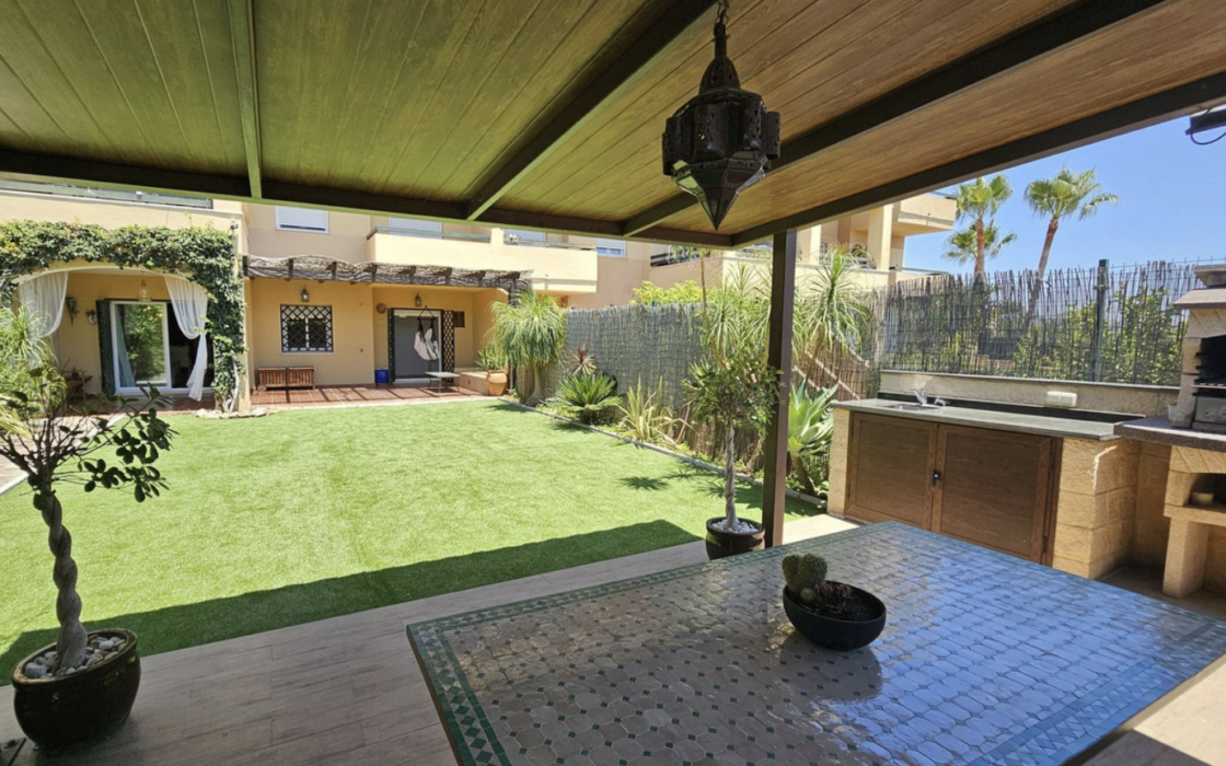 Двокімнатна квартира з великим садом в Естепоні 94 кв.м