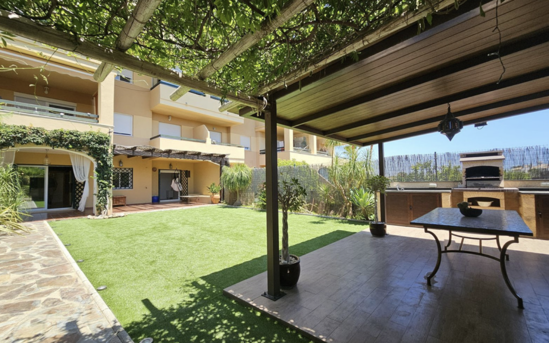 Двокімнатна квартира з великим садом в Естепоні 94 кв.м