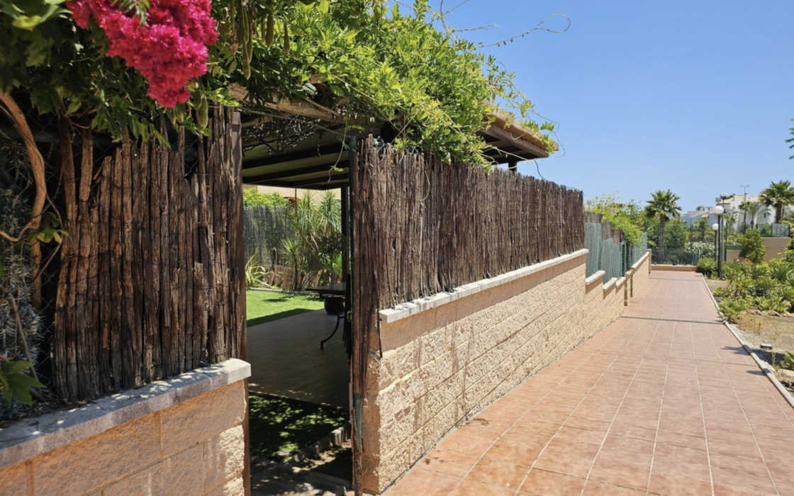 Двокімнатна квартира з великим садом в Естепоні 94 кв.м