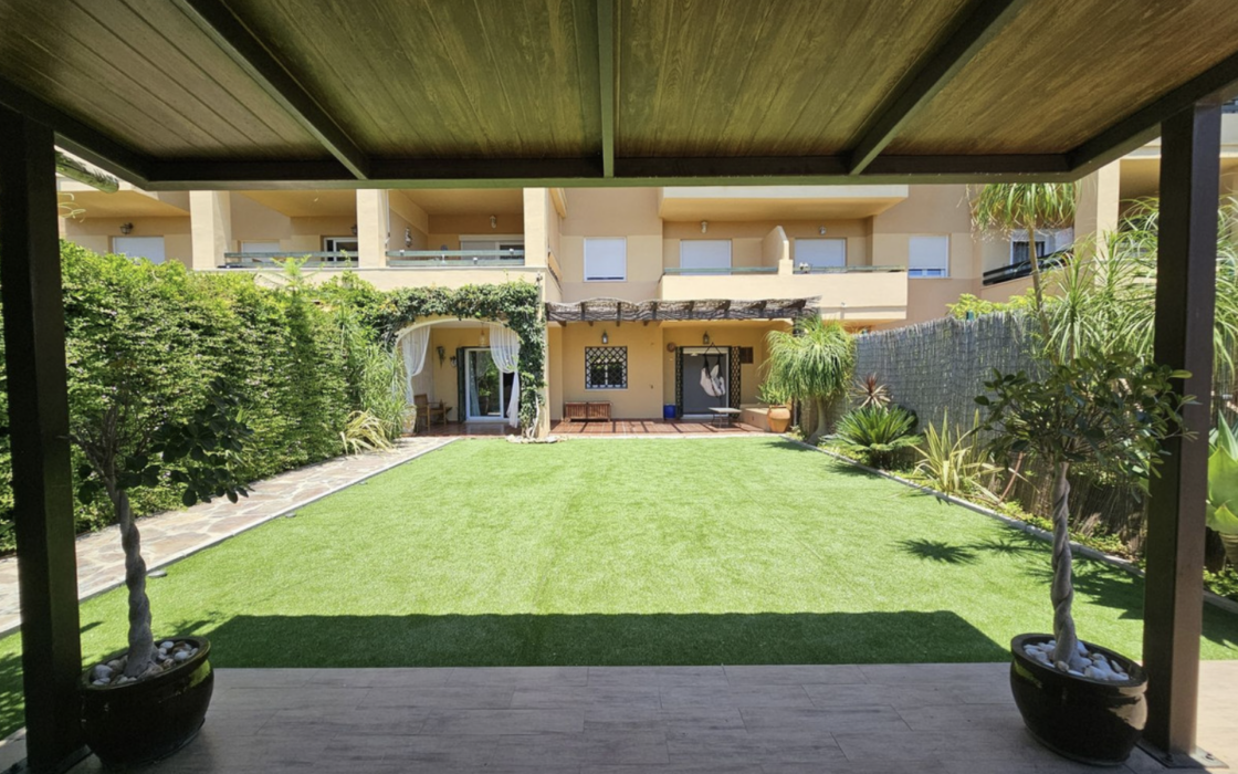 Двокімнатна квартира з великим садом в Естепоні 94 кв.м