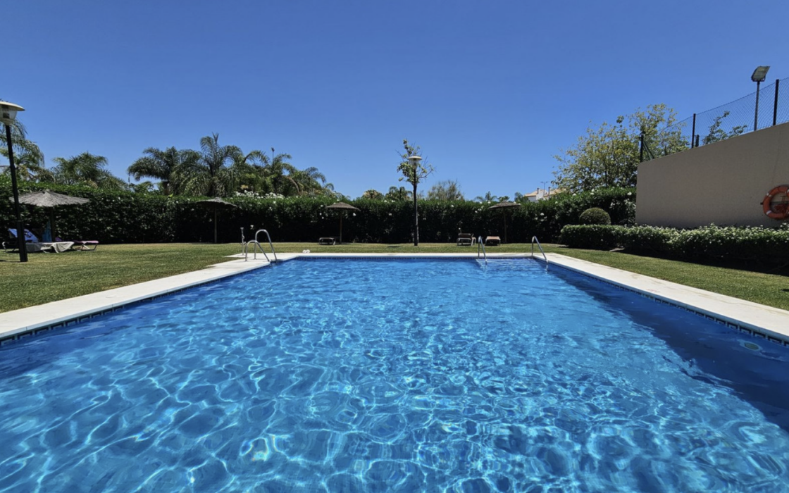 Двокімнатна квартира з великим садом в Естепоні 94 кв.м