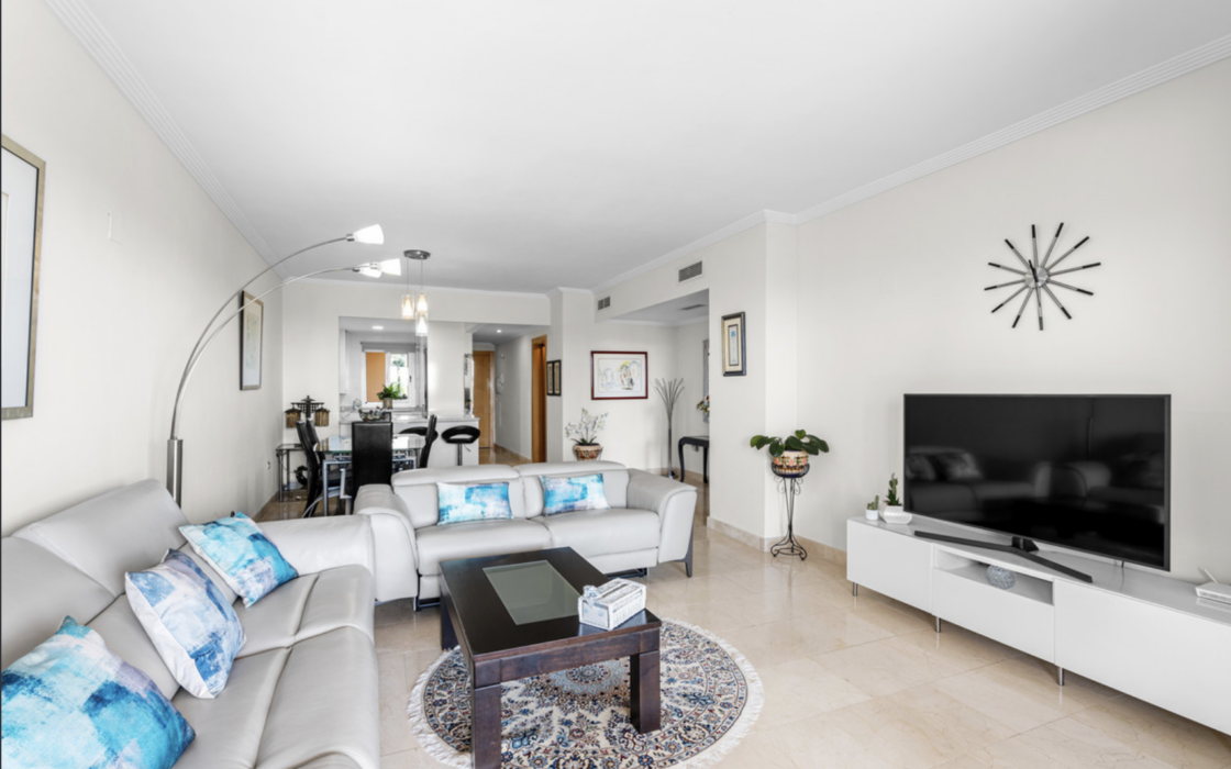 Двухкомнатные апартаменты с террасой в Эстепоне у моря