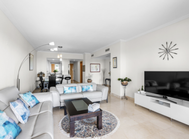 Двухкомнатные апартаменты с террасой в Эстепоне у моря