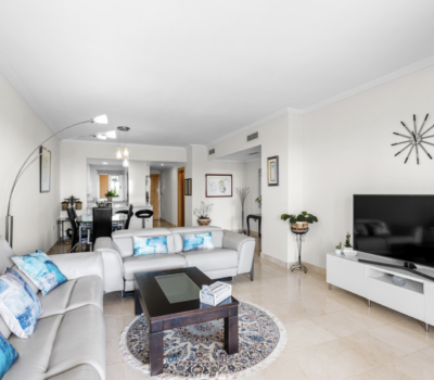 Двокімнатні апартаменти з терасою в Естепоні біля моря