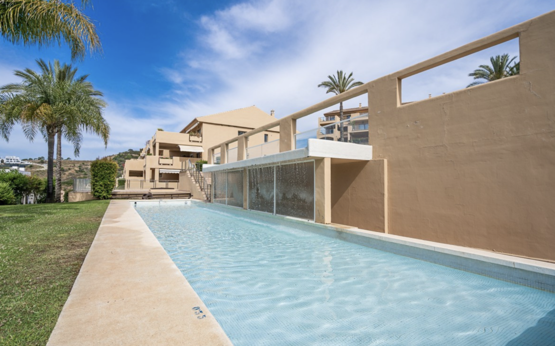 Двухкомнатные апартаменты с террасой в Эстепоне у моря