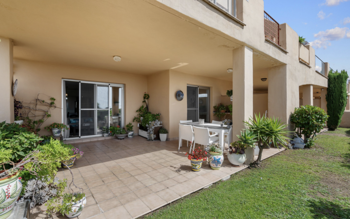 Двухкомнатные апартаменты с террасой в Эстепоне у моря