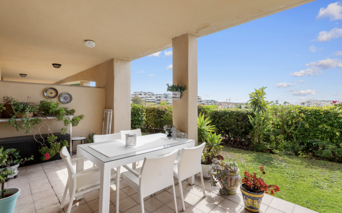 Двухкомнатные апартаменты с террасой в Эстепоне у моря