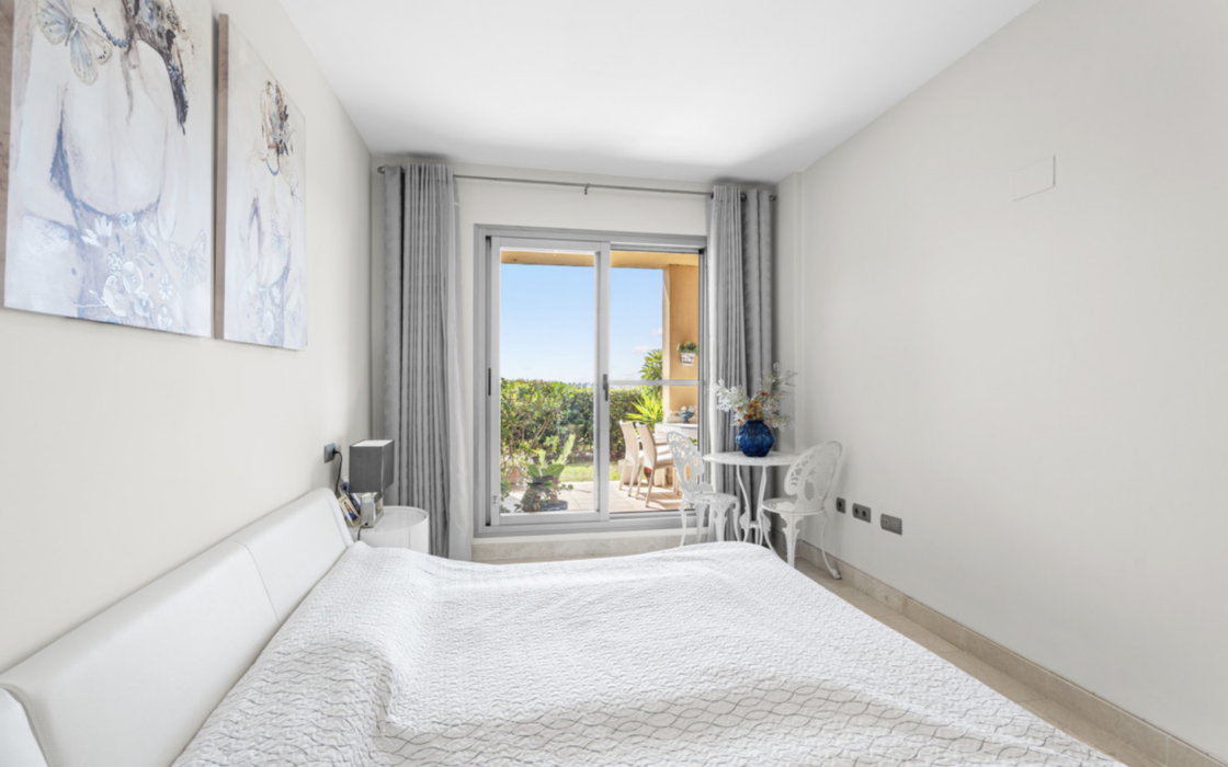 Двухкомнатные апартаменты с террасой в Эстепоне у моря