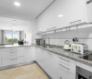 Двухкомнатные апартаменты с террасой в Эстепоне у моря