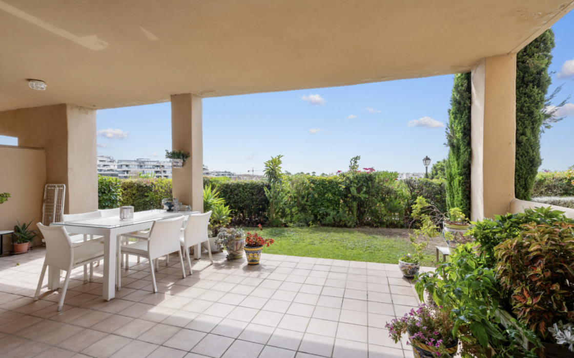 Двухкомнатные апартаменты с террасой в Эстепоне у моря