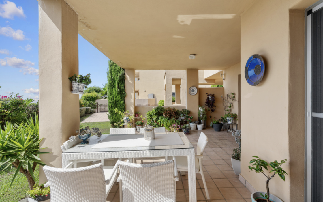 Двухкомнатные апартаменты с террасой в Эстепоне у моря