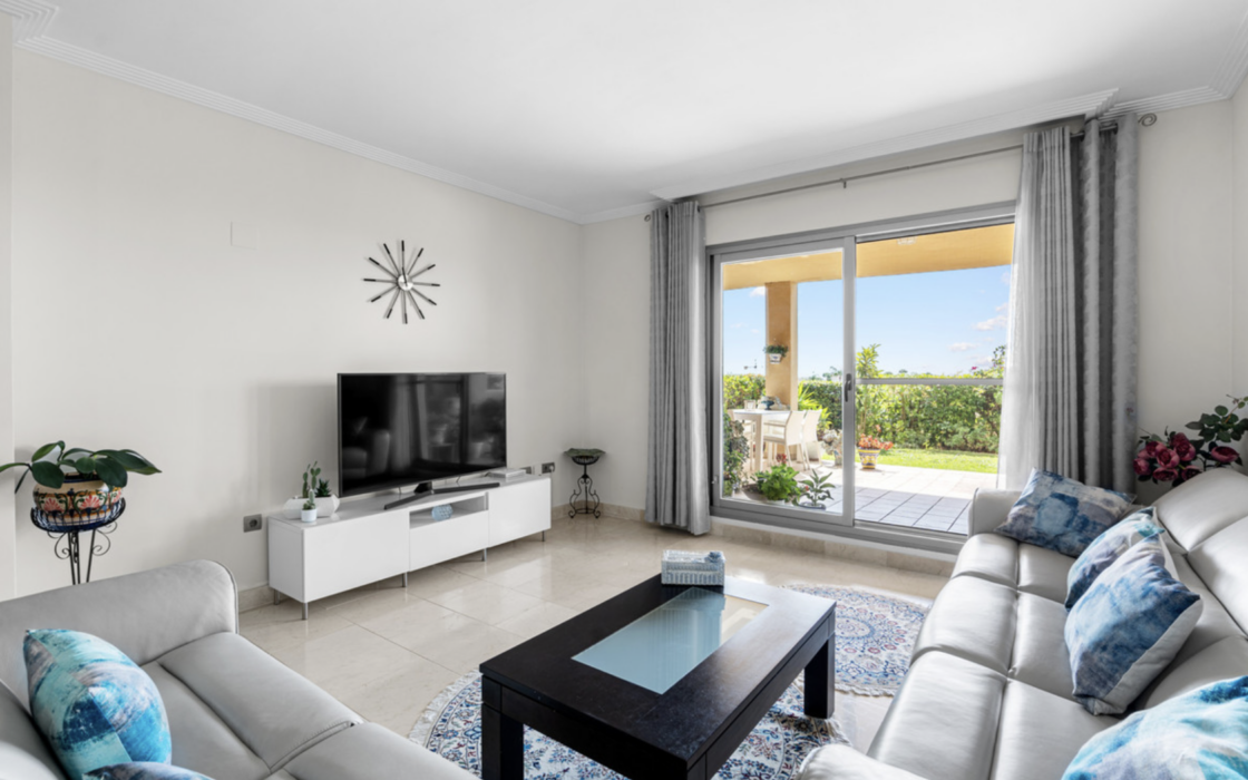 Двухкомнатные апартаменты с террасой в Эстепоне у моря