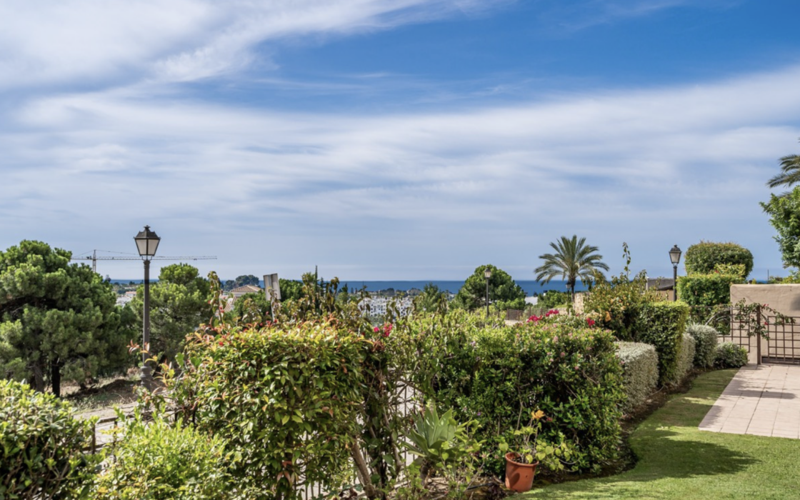 Двухкомнатные апартаменты с террасой в Эстепоне у моря