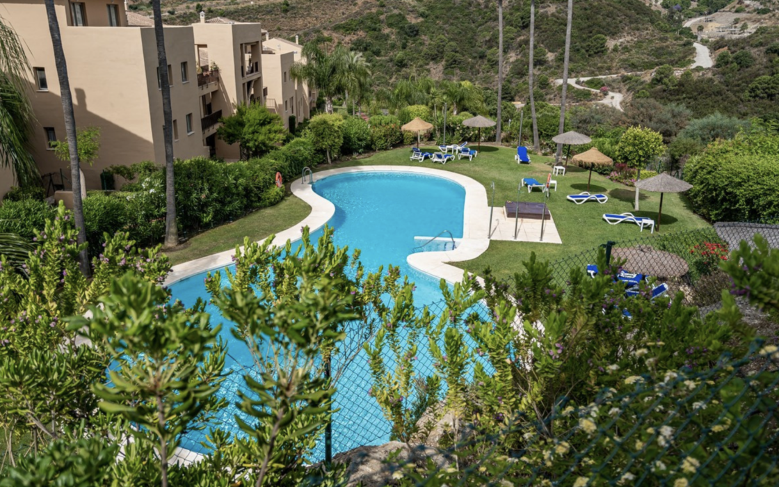 Двухкомнатные апартаменты с террасой в Эстепоне у моря