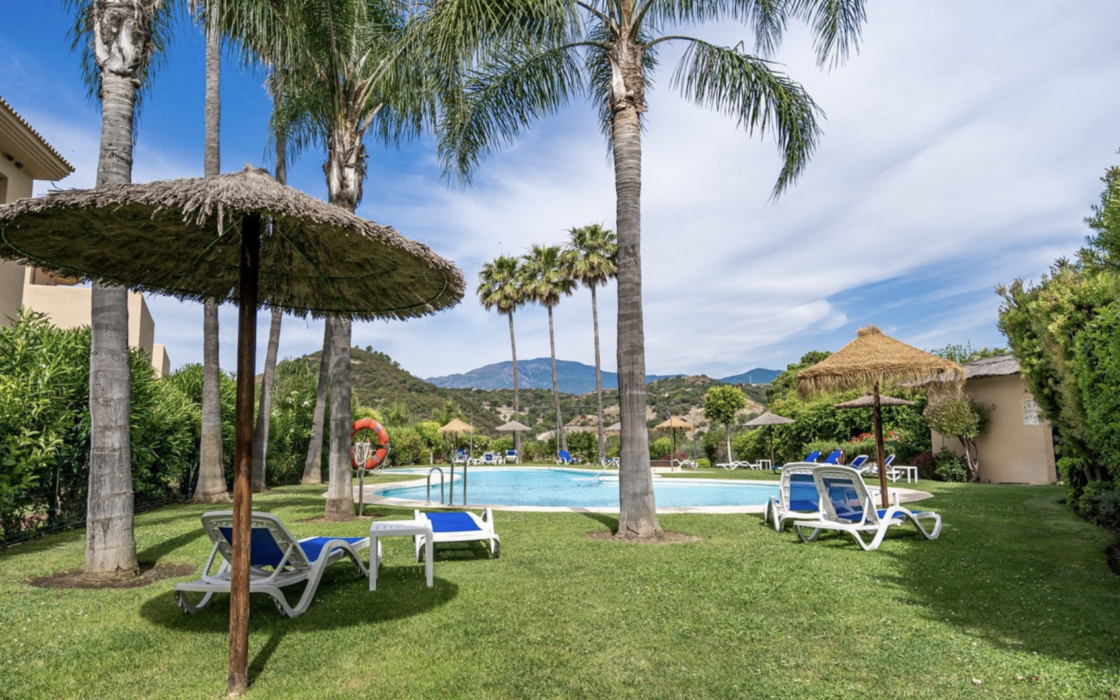 Двухкомнатные апартаменты с террасой в Эстепоне у моря