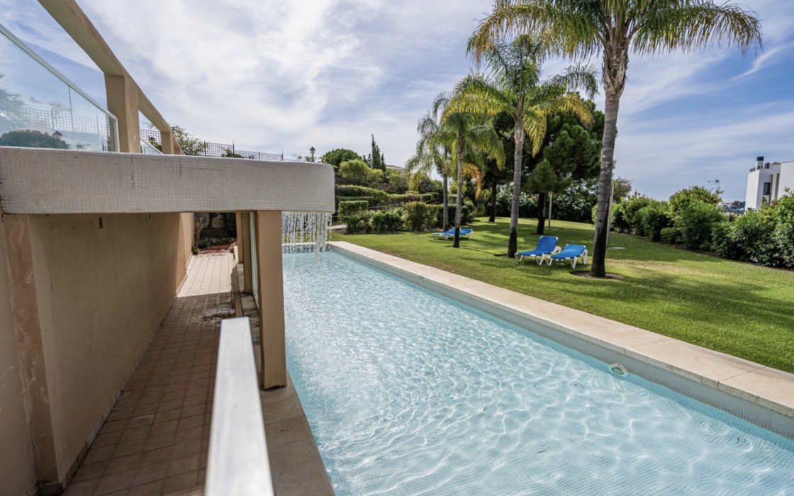 Двухкомнатные апартаменты с террасой в Эстепоне у моря