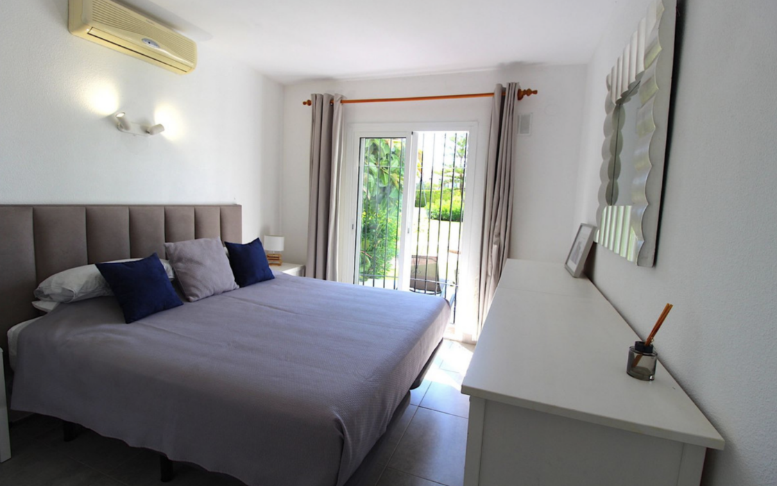 Двухкомнатная квартира с садом в Эстепоне 79 кв.м