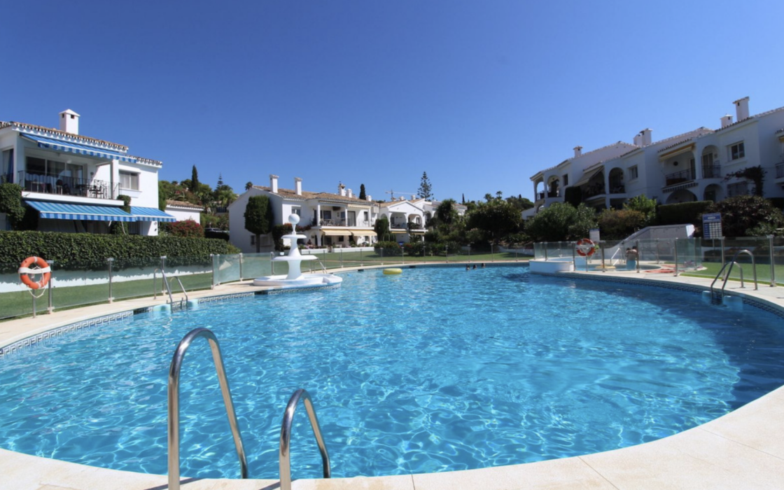 Двухкомнатная квартира с садом в Эстепоне 79 кв.м