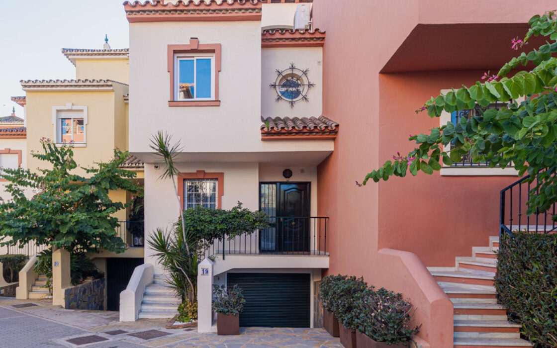 Таунхаус с террасой в Эстепоне 207 кв.м, 4 комнаты