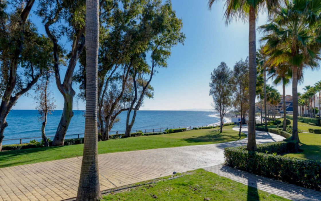 Таунхаус с террасой в Эстепоне 207 кв.м, 4 комнаты