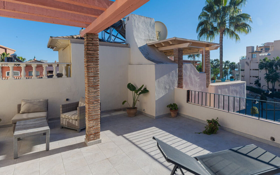 Таунхаус с террасой в Эстепоне 207 кв.м, 4 комнаты