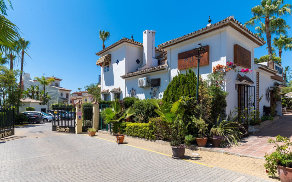 Таунхаус с террасой в Эстепоне 207 кв.м, 4 комнаты