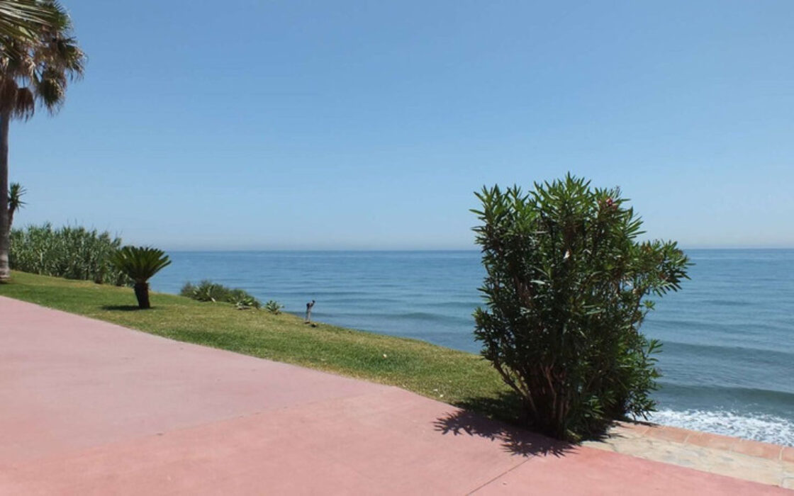 Таунхаус с террасой в Эстепоне 207 кв.м, 4 комнаты