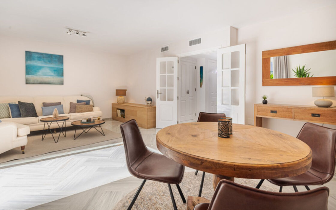 Таунхаус с террасой в Эстепоне 207 кв.м, 4 комнаты