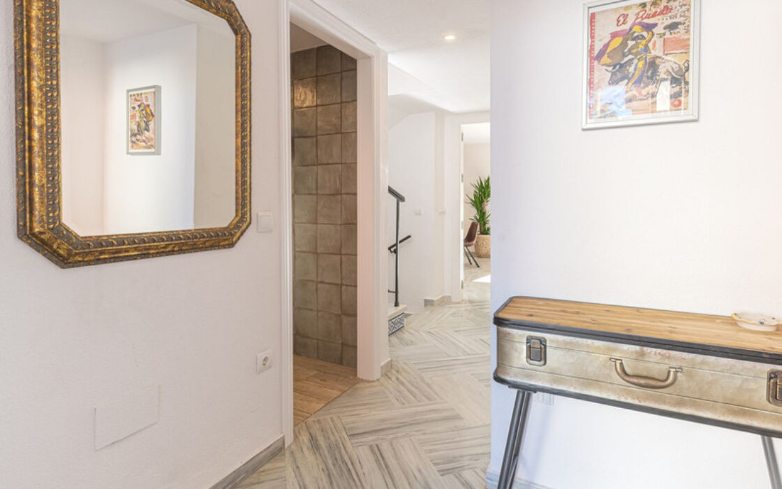 Таунхаус с террасой в Эстепоне 207 кв.м, 4 комнаты