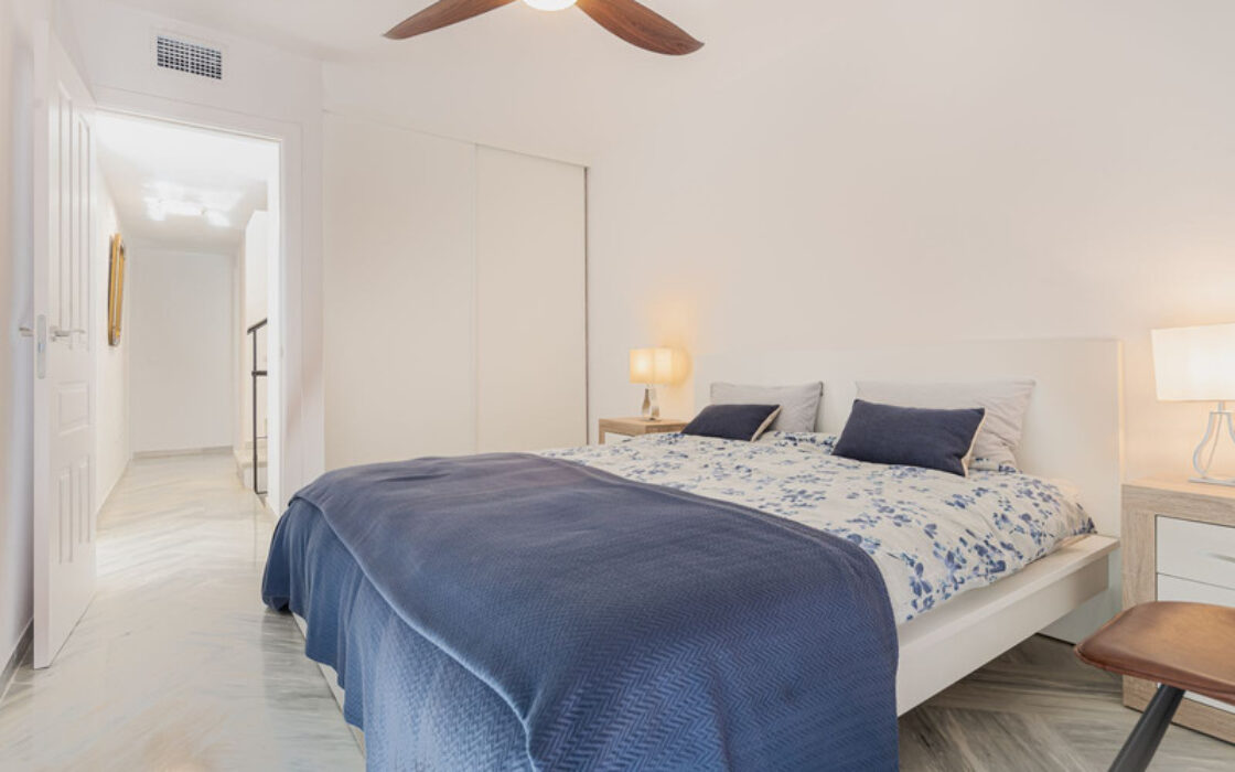 Таунхаус с террасой в Эстепоне 207 кв.м, 4 комнаты