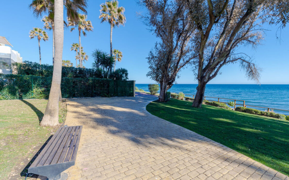 Таунхаус с террасой в Эстепоне 207 кв.м, 4 комнаты